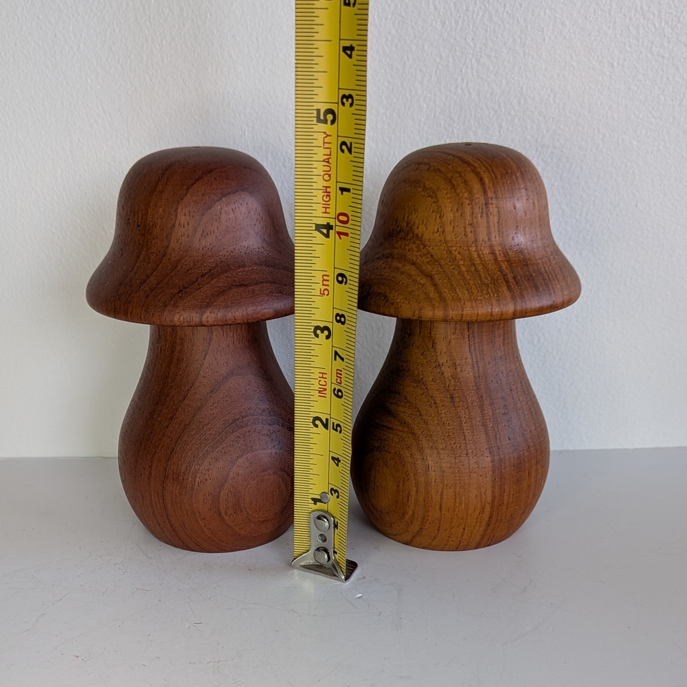 Merry Mushroom Wooden salt and pepper shakers Set Arnels MCM kitchen decor - Picture 6 of 7